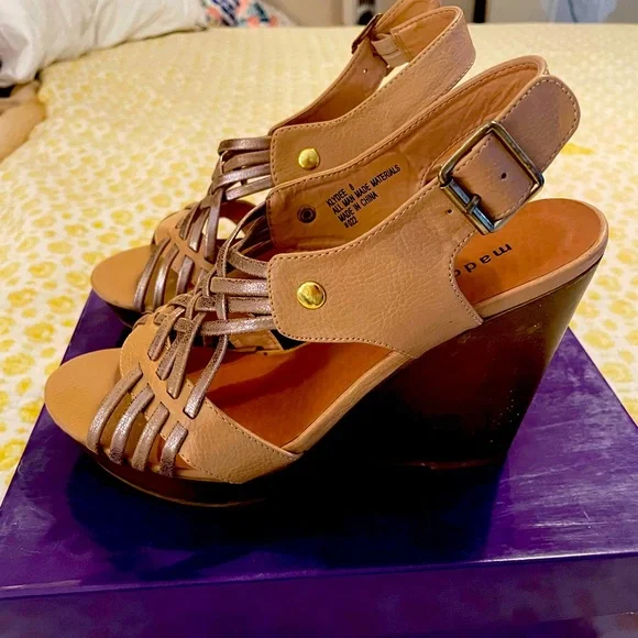 Women’s Madden Girl Klydee Tan Multi colored wedge sandals Size 8 - Picture 5 of 5